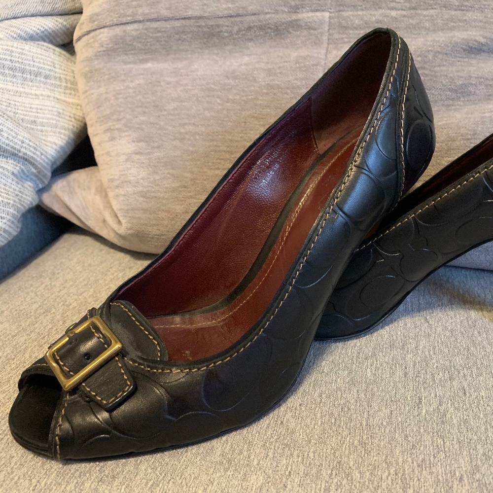 Coach Leather Upper Heels Embossed Logo Size 8.5 B Black Buckle Peep toes